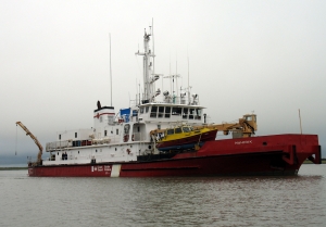 CCGS_Nahidik_with_Launch_Petrel