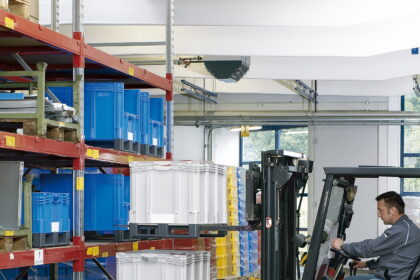 Plastic bins are very easy to handle with a stacker truck. For easy order picking, particularly in the upper stacking area, the containers can be supplied with inspection openings on either the short or long sides as an option