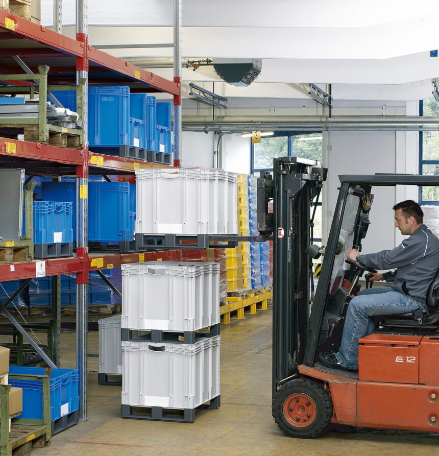 Plastic bins are very easy to handle with a stacker truck. For easy order picking, particularly in the upper stacking area, the containers can be supplied with inspection openings on either the short or long sides as an option