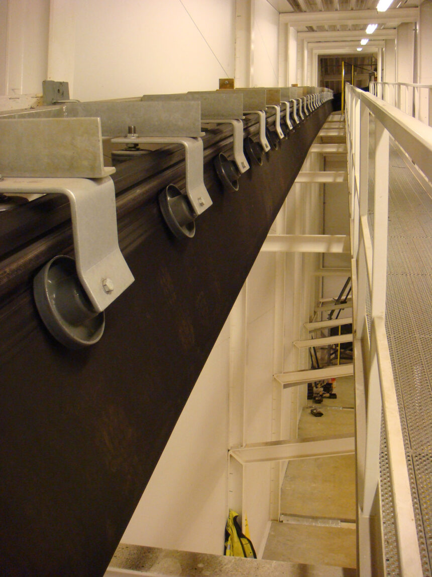 The advantages of the SICON closed belt conveyor system are fully evident on ships used by the fish feed industry. Even in extremely tight spaces, the required routing configuration can be realized without transfer stations. Photo: GRAINTEC/ContiTech