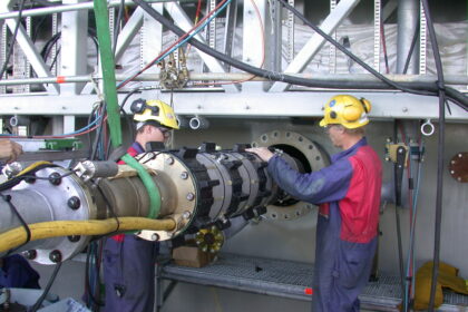 Mounting a submersible pump on the Holstein oil platform