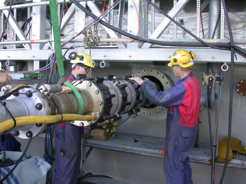 Mounting a submersible pump on the Holstein oil platform