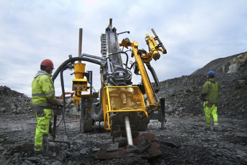 The Explorac 100 is a reverse circulation drilling rig designed specifically for exploration drilling to depths of 100–200 metres
