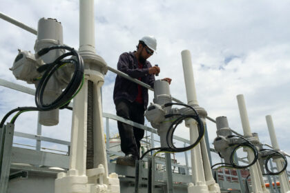 Using the non-intrusive hand tool, an engineer from Rotork Malaysia checks the configuration and commissioning status of an IQ3 actuator at the Pengerang Terminal
