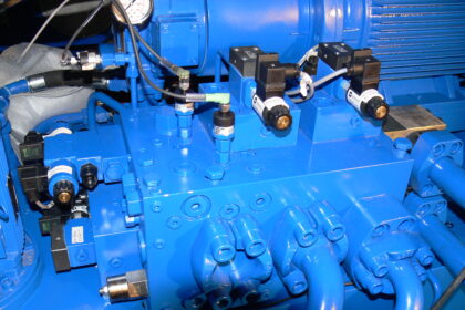A block design can significantly reduce installation times for hydraulic control systems – in this case from two weeks to a single day