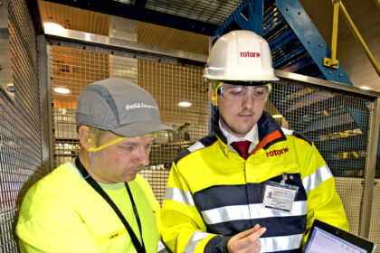 A Rotork engineer demonstrates the improved control valve performance illustrated by the CVA actuator’s data logger