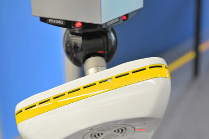 The digital cross scanner features three laser lines projected at different angles to measure complex shapes with a minimal number of a motorised probe head rotations