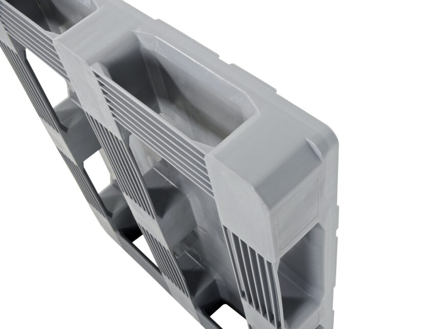 The rounded edges on all sides and internally make the Hygienic i7.1 particularly reliable in automated conveyor systems. Image: Cabka-IPS