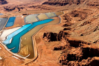 De-watering and Storage.jpg: Only around 35% of water discharged to a tailings dam is reused in the process plant