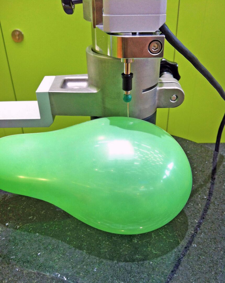 The HEIDENHAIN METRO 1281 MW with a pin instead of the standard probe contact. The negligible pressure is insufficient to burst a balloon
