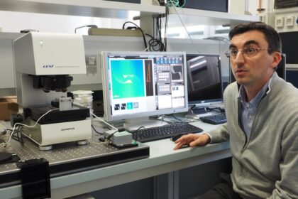 1602OEKG09Feb Dr Dario Gastaldi with the Olympus LEXT OLS4100