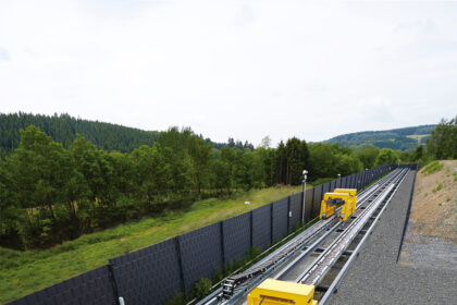 The outdoor system for crane systems at TSUBAKI KABELSCHLEPP has two fully automatic and separately controllable 105m long travel lengths