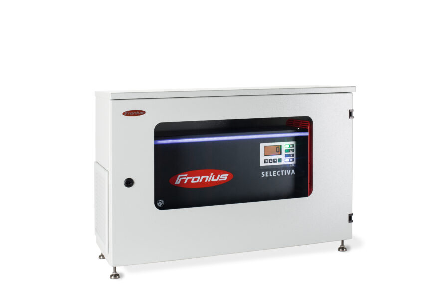 The large viewing window allows you to easily read the charger's display even when inside the housing. Image: Fronius