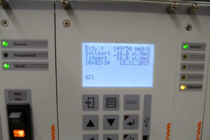 Metering is controlled via an electronic control system built into the control cabinet and takes place over three control lines in alternating mode