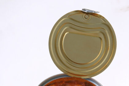 Products equipped with a transponder can still provide important information about their condition when they are in the hands of the end customer, whether they are a hydraulic hose or a can of ravioli. Photo credit: FOOD-micro – Fotolia