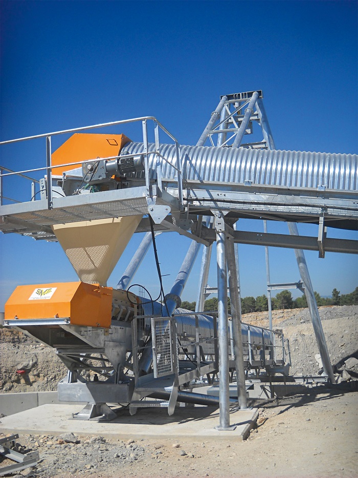 Drive solutions for continuous conveyors with conveyor belts have to be tough.
