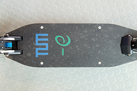 Step for an e-scooter made from a composite material with fibres from algae