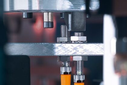 Inductive proximity sensors in the new IES2xx range from ifm electronic