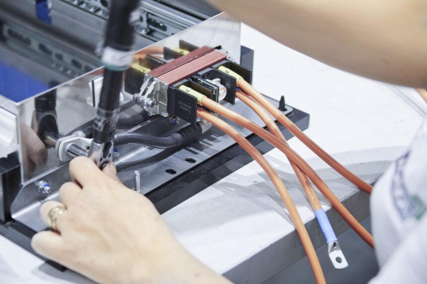 CombiTac final assembly for transmission of current and data signals