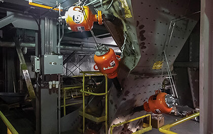 Strategically positioned at a 30º angle, the cannons keep material flowing