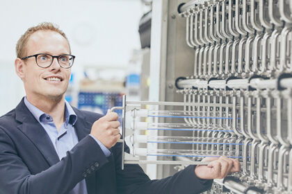 Lyras CEO Mark Kalhoej Anderson in front of a raslysation unit