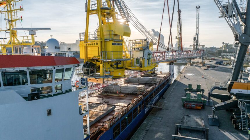 The design of the cranes gives it maximum stability and reliability. The slewing platform, core element of the crane, contains the A-frame, the machine house, the cabin and the luffing winch
