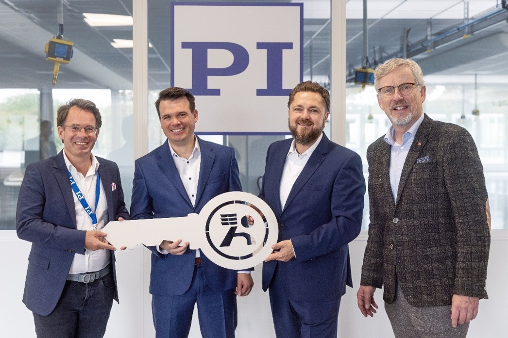 Rudolf Harsch (right), Managing Partner of Harsch Bau, and Markus Oechsle (second from right) authorized signatory at Harsch Bau hand over a symbolic key to the CEO of the PI Group, Markus Spanner (left), and the Managing Director of the PI miCos GmbH and SVP Operations at PI, Dr. Axel Widenhorn