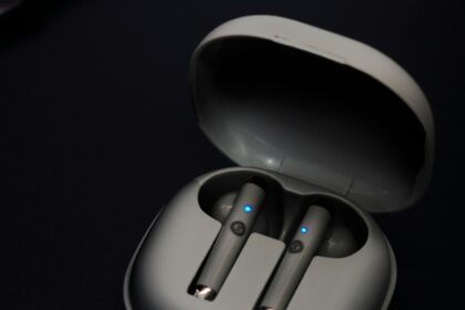 Bluetooth headphones, image via James Gibson on Unsplash